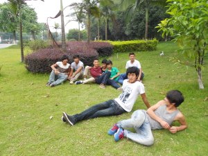 Our rugged, hardy Qing Hai guys, hanging out on the campus lawn which certainly sets them apart from others. No Sichuanese would be caught dead sitting on the ground.  A majority of Chinese consider that dirty.