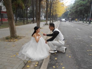 Couples out for their wedding photos during weekends are always seen in Chengdu. The autumn leaves made posing all the more special.