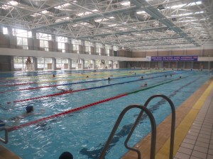The Meng Zhui Wan 50-meter pool, the lifeguards soon to receive their New Year's goodies.