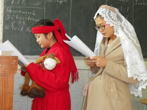 Pregnant Mary and Joseph come to the inn door in Bethlehem.